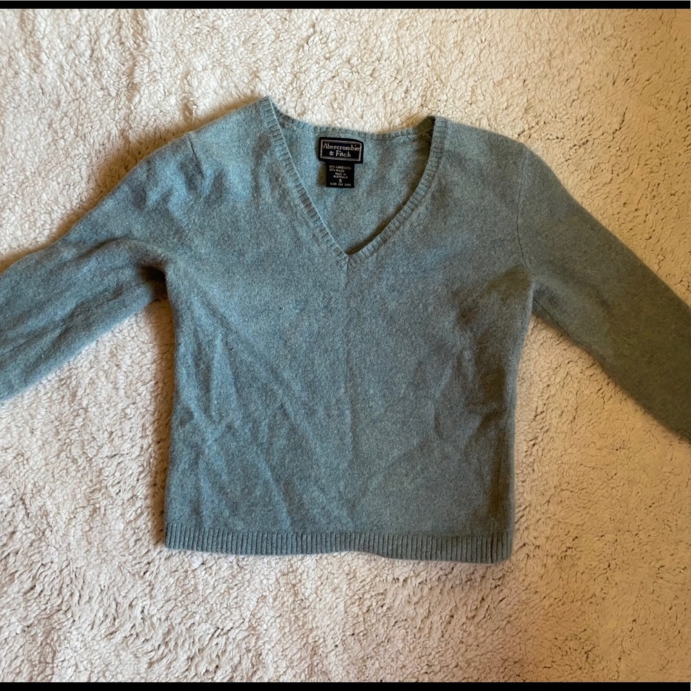 Blue V-cut sweater cropped